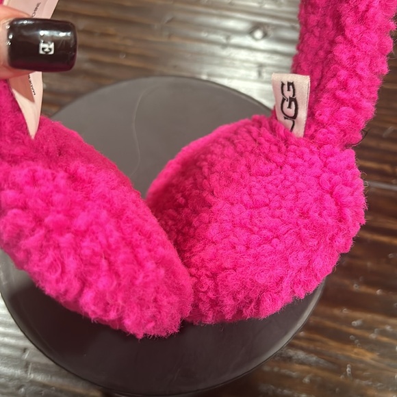 UGG Bright Pink Ear Muffs💕 Hard case round box included.  NEW! - Picture 4 of 6